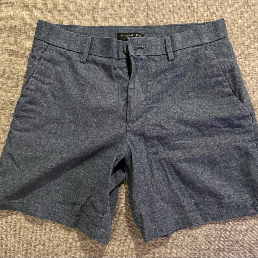 Banana Republic Men's 7” Shorts